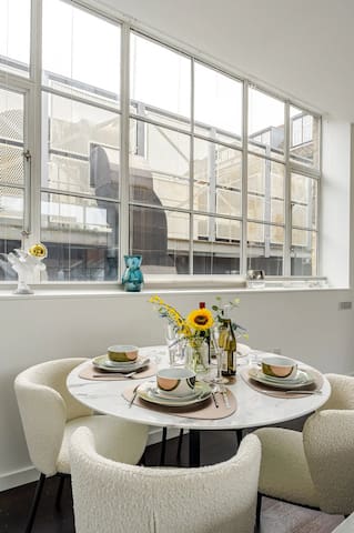 Stylish Soho / Mayfair 3 Bed Central Retreat gallery image 2