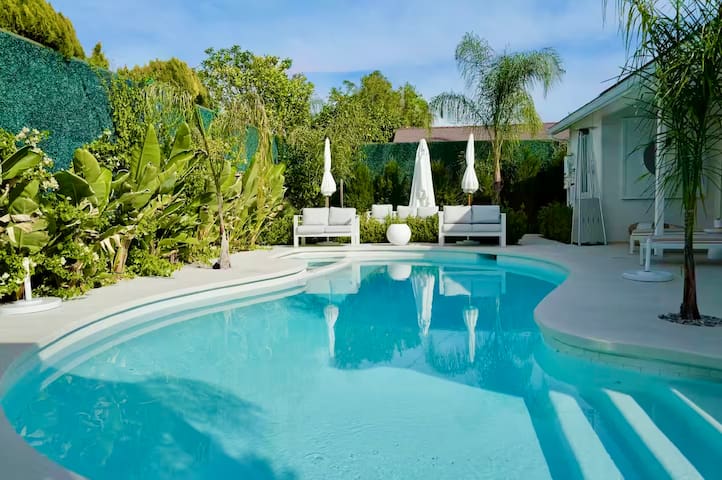 Family Retreat + Saltwater Pool + Spa + Games