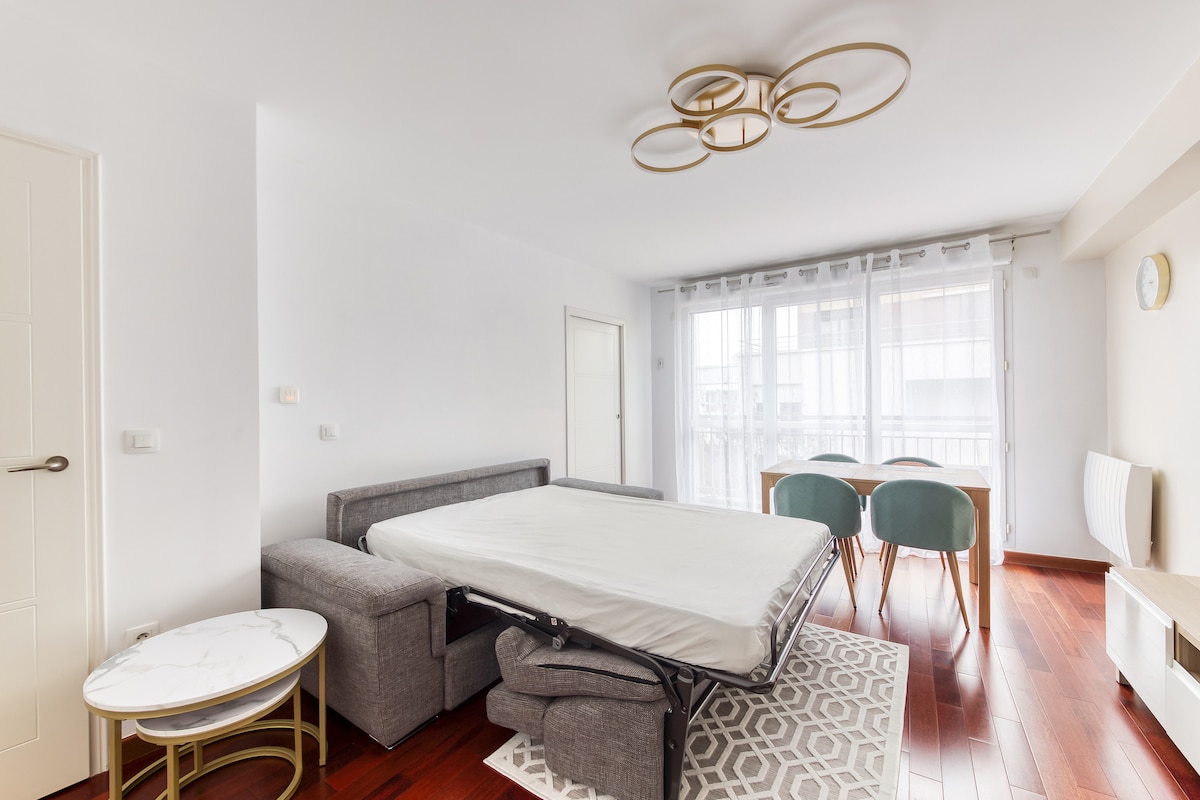 Successful Airbnb property: Modern 6-Person Apt Near Paris, Tram 6 Access in Châtillon