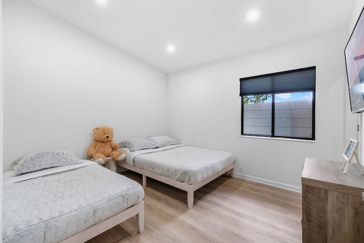 2. soveværelse med Jack og Jill ensuite badeværelse - 1 queensize seng og 1 enkeltseng.