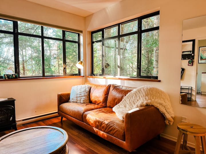 Mossy Creekside Cottage - Salt Spring Island