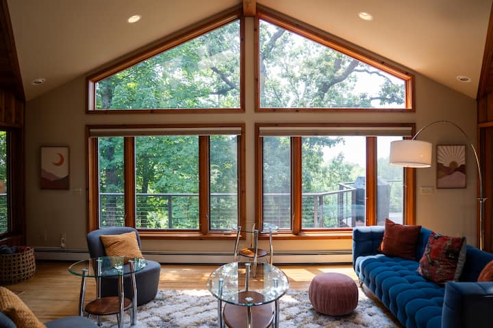 Oak Savanna Retreat | 5 bedrm, 7 mi to Mayo Clinic