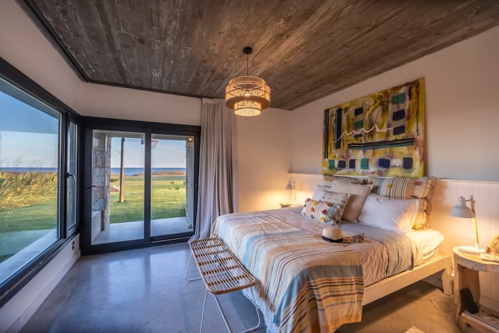 Izba pre hostí s manželskou posteľou a morskou posteľou s dvoma lôžkami. Priamy prístup na pláž, na futbalové ihrisko a do basketbalového koša.