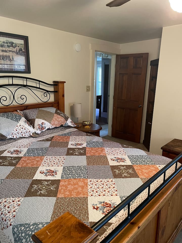 Menšia manželská posteľ - spálňa 1