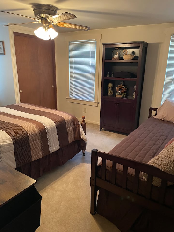 Manželská posteľ a jednolôžko - aj matrac na podlahe