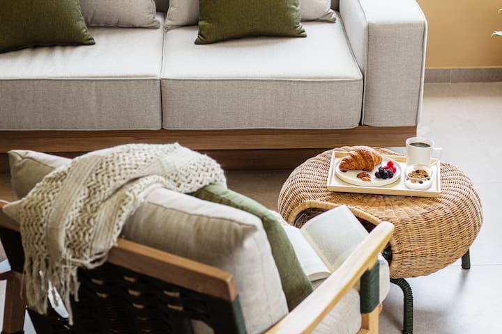 כאן הימים מתחילים רכים - נשמו, תיהנו מהקפה ומארוחת הבוקר שלכם, הירגעו על ידי קריאה או סתם מנוחה. כל פינה קטנה מיועדת ל - apapacharte, אתם מרגישים בבית ויוצאים עם רגל ימין כדי לגלות את המיטב של גוודלחרה.