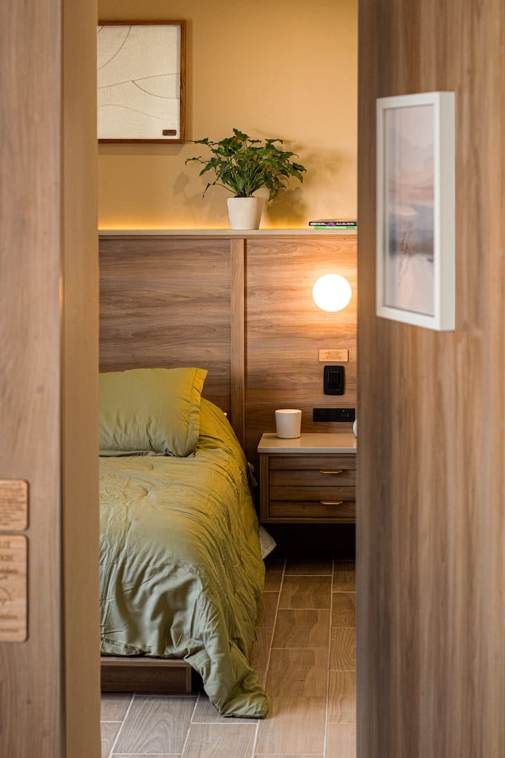 พวกเขาบอกว่าส่วนที่เหลือเป็นสิ่งศักดิ์สิทธิ์และมากขึ้นเมื่อคุณเดินทาง... มุมเล็กๆนี้ยืนยัน เตียงนุ่มเบาและรายละเอียดที่กอดคุณโดยไม่ต้องขออนุญาต เหมาะอย่างยิ่งสำหรับการนอนหลับที่ร่ำรวยตัดขาดจากโลก… หรือดูหนังจนกว่าคุณจะปิดตาครึ่ง