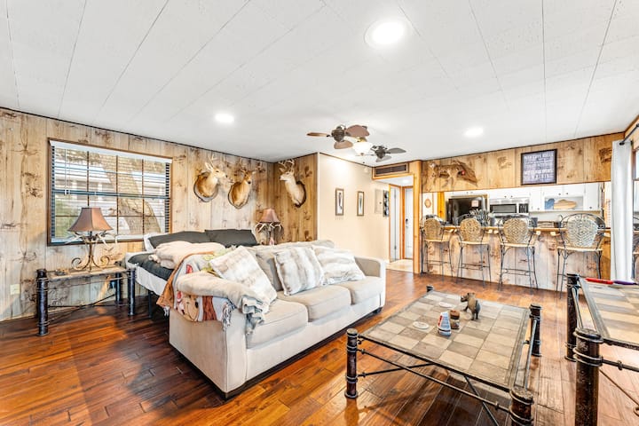 Waterfront Fishing Lodge, Kng, Stovepipe Fireplace - Jacksonville, FL