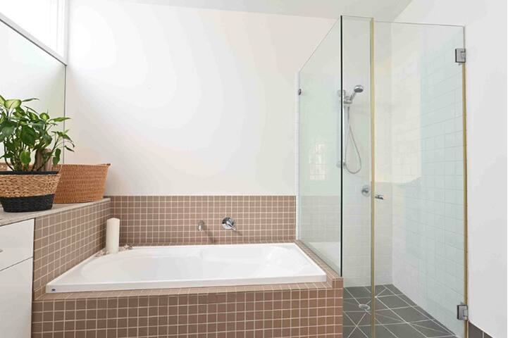 Stylish & Spacious Beach House gallery image 4