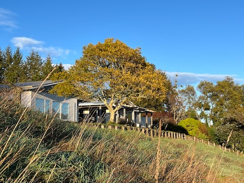 Hilltop Getaway, ocean & mountain views