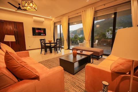 Luxury King size 5-Bed Guest House w/Pool & Garden