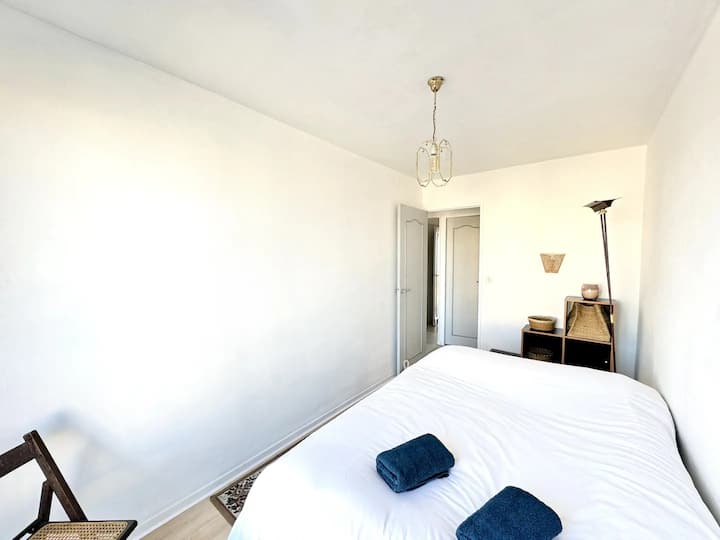 Спалня със 140 легла, щори и затъмняващи завеси 