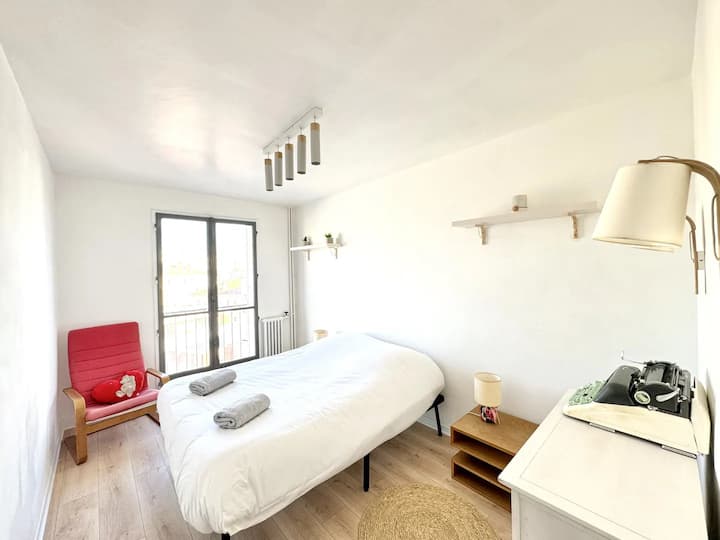 Спалня с двойно легло, щори и затъмняващи завеси 