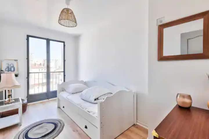 Спалня с 2 единични легла, щори и затъмняващи завеси 