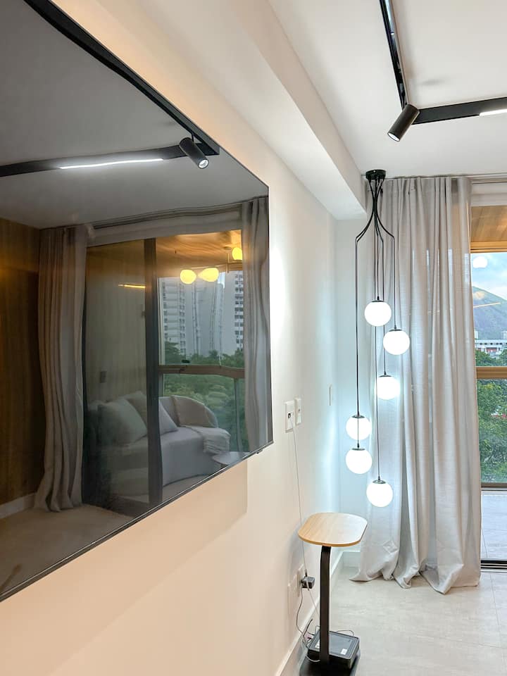 טלוויזיה חכמה 80אינץ ' עם נטפליקס פריים וגלובופליי מותקן 