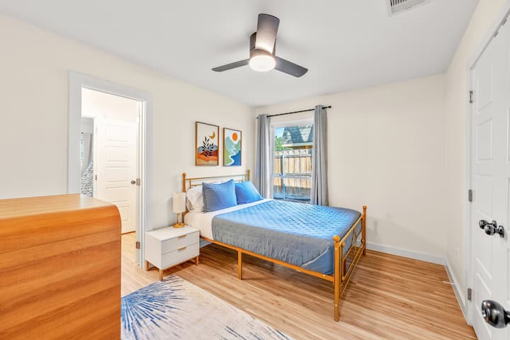 Pohodlná spálňa pre hostí s manželskou posteľou, priestrannou komodou, zatemňovacími závesmi, veľkým priestorom v skrini s košom na oblečenie, zrkadlom a stropným ventilátorom. Má pohodlnú kúpeľňu s Jackom a Jill. Ideálne miesto na oddych po náročnom dni