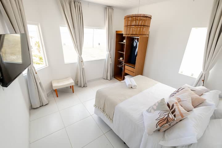 סוויטות ממוזגות עם מזרני סימונס קווין, המציעות יוקרה, נוחות ואיכות עם מצעים ומגבות עם 300 חוטים, שירותים בלעדיים לאורח, טלוויזיה 43 אינץ', וילונות האפלה, ארון וחלונות עם נוף מדהים לים.