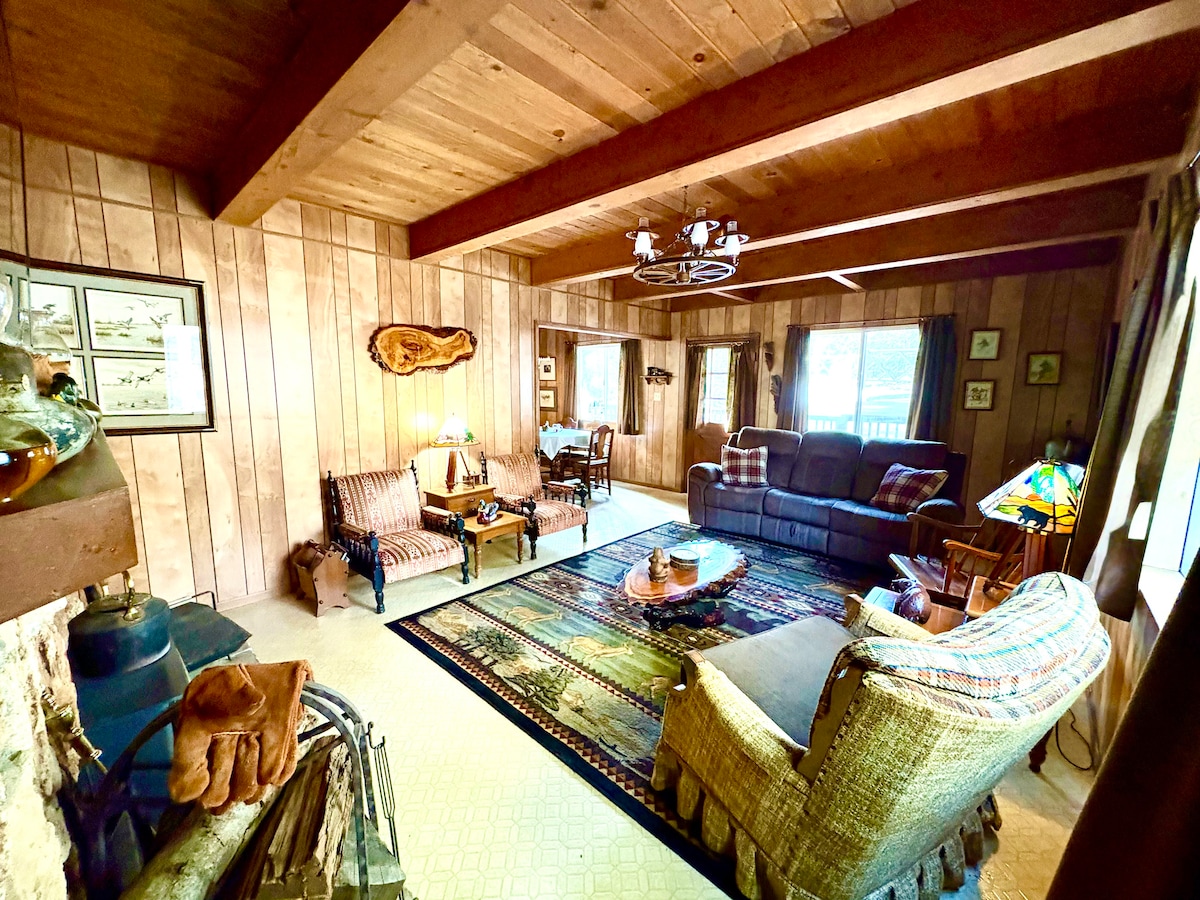 Successful Airbnb property: Walk to Town & Lake Goldilock's Cabin in Fresno