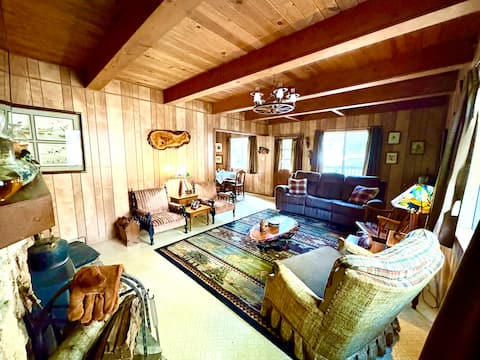Successful Airbnb property: Walk to Town & Lake Goldilock's Cabin in Fresno