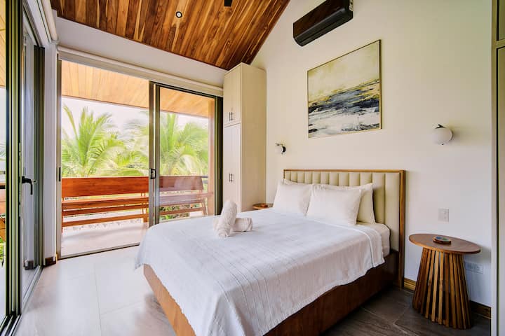 Chambre au deuxième étage, draps en coton immaculé et balcon privé.