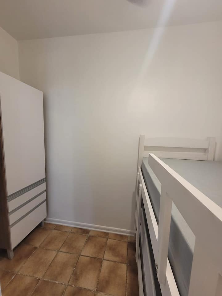 ตู้เสื้อผ้าและเตียงสองชั้น