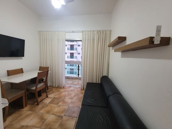 ห้องนั่งเล่น: เตียงโซฟา (รองรับได้สูงสุด 3 คน)
และโต๊ะพร้อมเก้าอี้ 4 ตัว