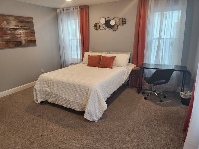 Huge 5BR in Best Location | 25 Min to NYC gallery image 3