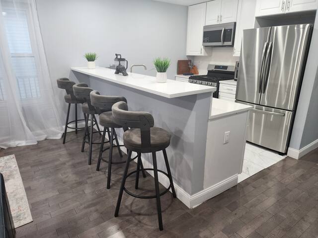 Huge 5BR in Best Location | 25 Min to NYC gallery image 4