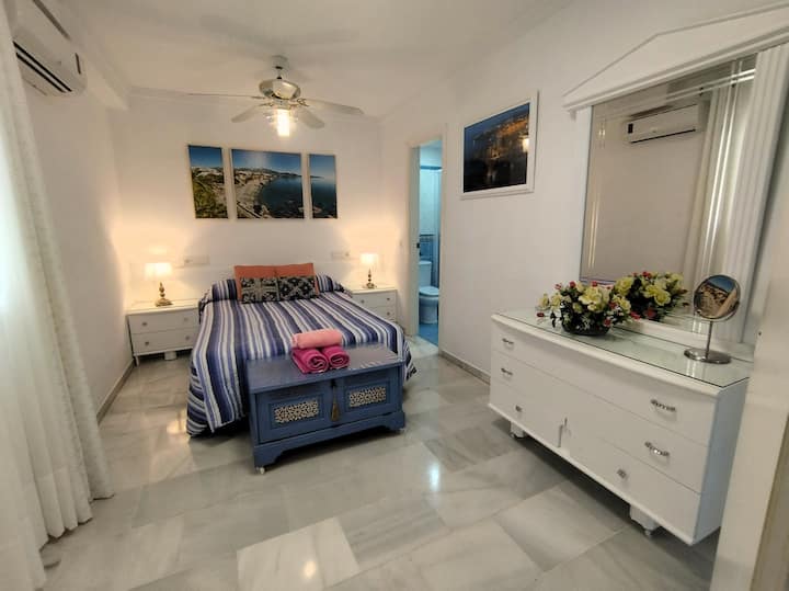 غرفة نوم رئيسية مع غرفة استحمام داخلية.
غرفة النوم الرئيسية مع غرفة الاستحمام الداخلية