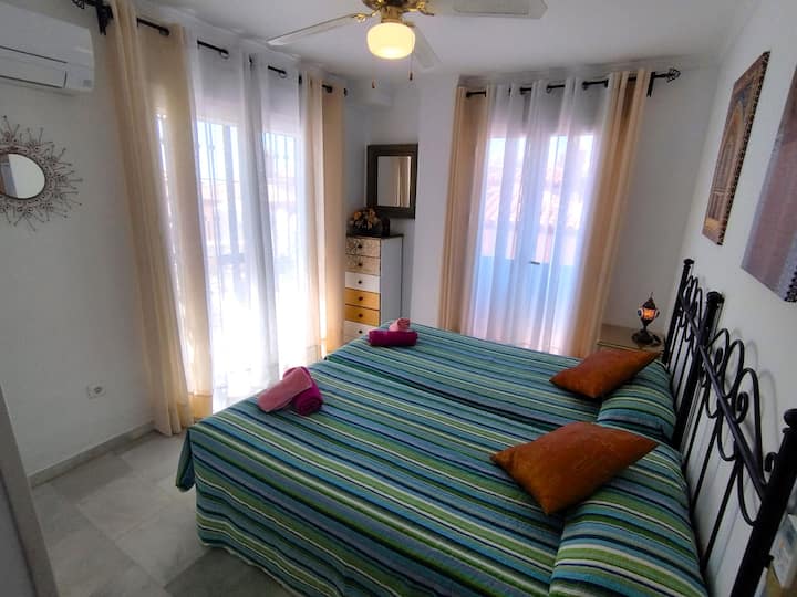 غرفة بغرفتي نوم مع إمكانية الوصول المباشر إلى الشرفة.
غرفة مزدوجة مع باب يؤدي إلى الشرفة.