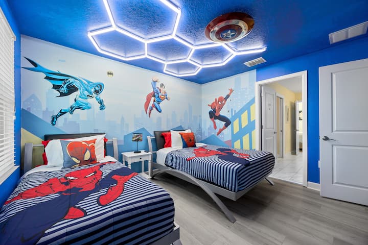 Chumba cha kulala cha Marvel Themed kilicho na Kitanda cha Ukubwa wa Mapacha