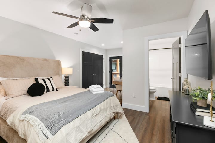 تحتوي غرفة النوم هذه على سرير بحجم كوين وحمام داخلي كامل وتلفزيون 50بوصة.