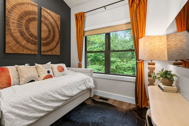 تحتوي هذه الغرفة المريحة على سرير نهاري وسرير متحرك يتسع لنوم شخصين وتلفزيون 43بوصة وأسقف طويلة.