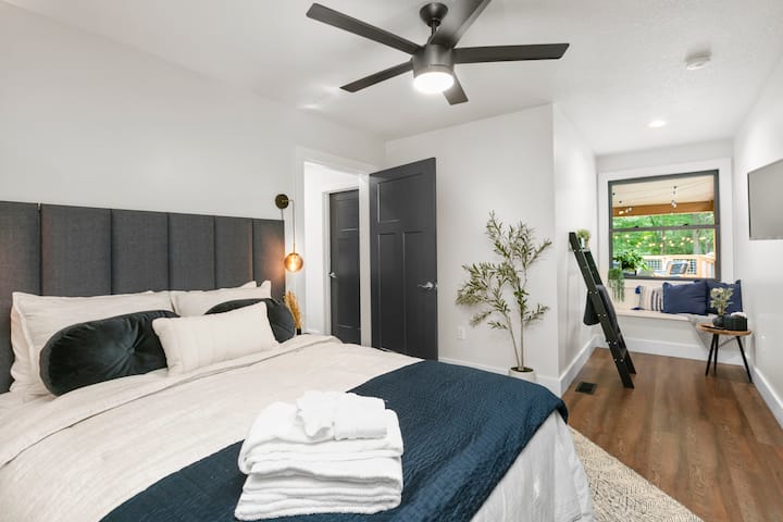 احتضن نفسك في زاوية النافذة، المكان المثالي للاسترخاء وفقدان نفسك في كتاب جيد.