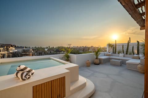 3bd luxury villa with rooftop jacuzzi, Seseh Beach