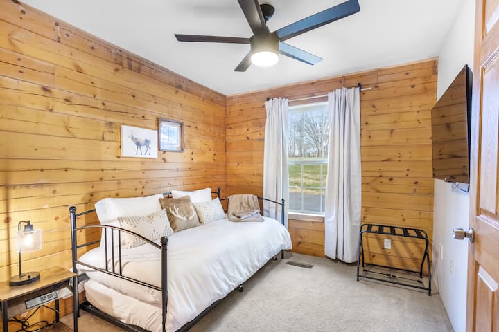 Chumba hiki cha kulala chenye starehe ni kizuri kwa watoto, kikiwa na kitanda kimoja pacha chenye kitanda pacha cha hiari kupitia kitanda cha kuvuta na Televisheni mahiri.  Iko mbali na chumba kikuu cha kulala, inawapa wazazi amani na utulivu wanaohitaji kwa ajili ya kulala kwa utulivu.