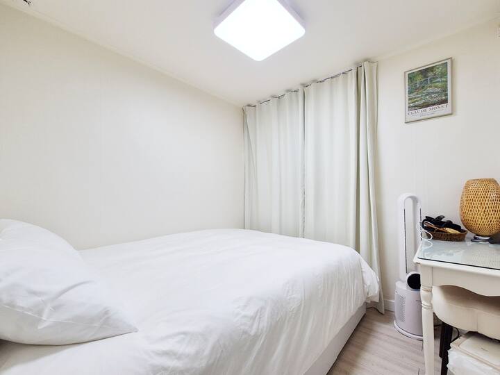 Është një krevat dopio për 2 persona dhe mund të përdoret për 2 persona.