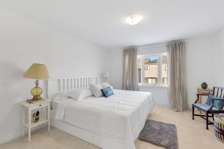 Relájate, rejuvenece y duerme en el espacioso, lujoso y cómodo dormitorio principal con una cama tamaño king, mesas auxiliares, lámpara, ropa de cama, almohadas y vestidor.  Disfruta de un baño privado con bañera de inmersión, zona de ducha y artículos de tocador.