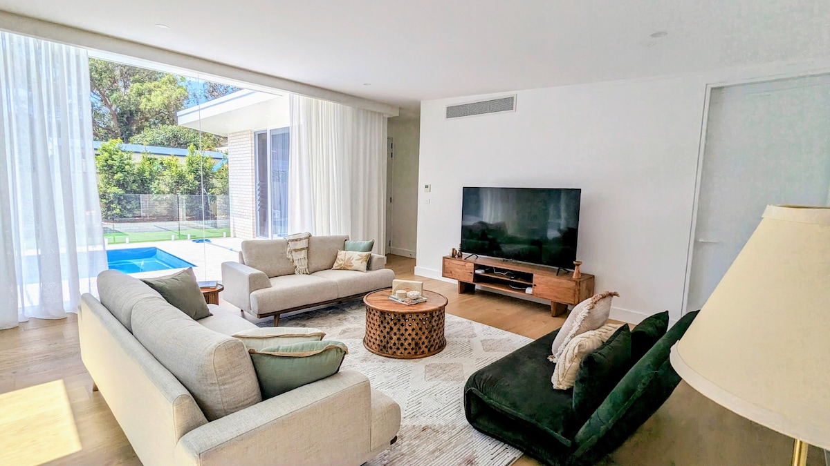 Popular Airbnb listing: Modern Beach Haven with Sauna and hot tub in Corlette