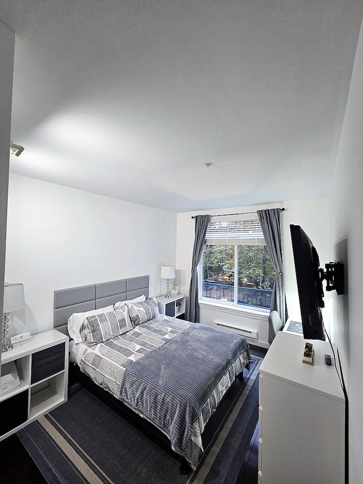 ห้องนอนสบายๆ พร้อมเตียงควีนไซส์ ที่นอนพรีเมียม ผ้าปูที่นอนผ้าฝ้ายไผ่ และผ้าม่านกันแสง มีสมาร์ททีวี พื้นที่ทำงานพร้อมแท่นชาร์จ และตู้เสื้อผ้ากระจกขนาดใหญ่พร้อมตู้เสื้อผ้า 5 ลิ้นชักเพื่อการเข้าพักที่สะดวกสบายเหมือนอยู่บ้าน