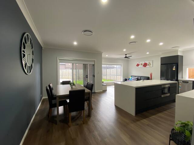 Luxury Home | Sleeps 16 Guests gallery image 4