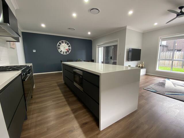 Luxury Home | Sleeps 16 Guests gallery image 5