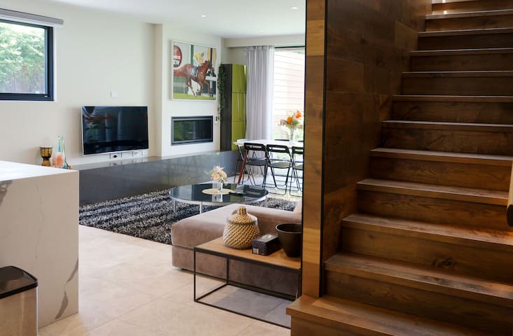 Delux 4 Bedroom 3.5 Bathroom Camberwell Townhouse
