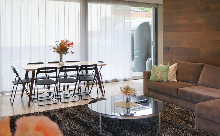 Delux 4 Bedroom 3.5 Bathroom Camberwell Townhouse gallery image 3