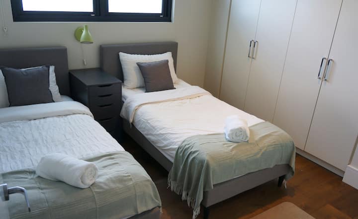 Dormitorio en la planta superior con 2 cómodas camas individuales, fácil acceso al baño.