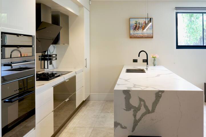 Delux 4 Bedroom 3.5 Bathroom Camberwell Townhouse gallery image 4
