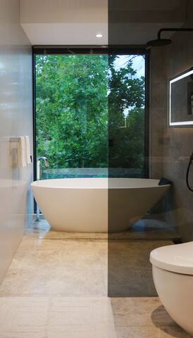 Delux 4 Bedroom 3.5 Bathroom Camberwell Townhouse gallery image 5