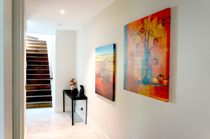 Delux 4 Bedroom 3.5 Bathroom Camberwell Townhouse gallery image 2