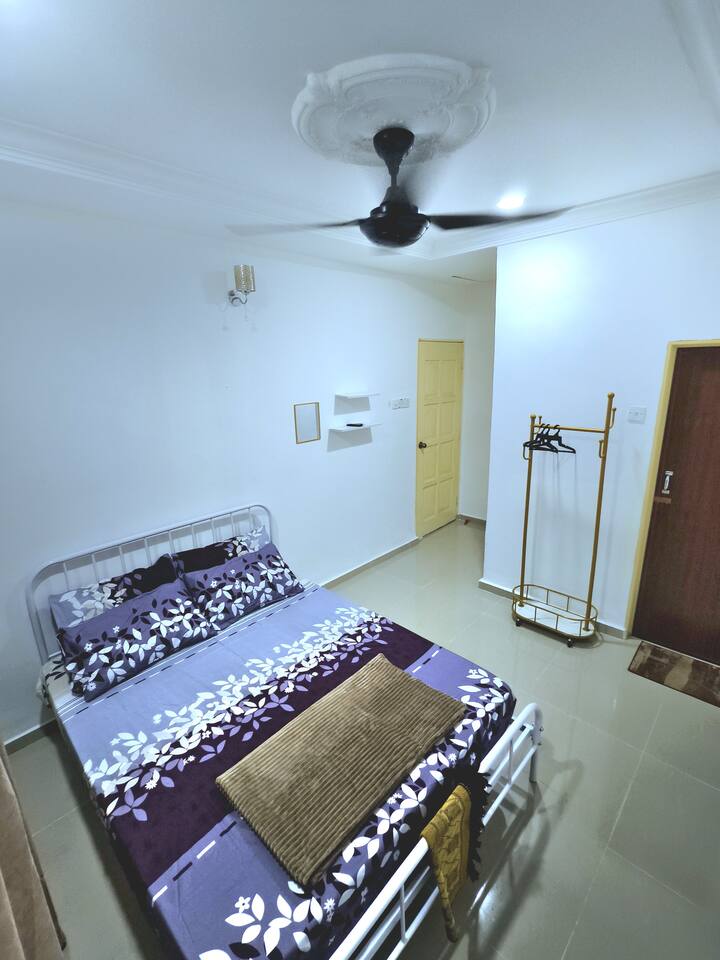 غرفة نوم رئيسية مع حمام مشترك