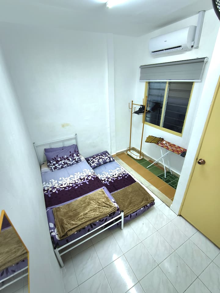 غرفة نوم 4 مع سرير قابل للسحب وفراش أرضي